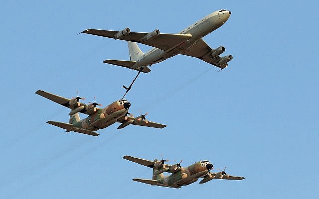 Un Boeing 707 de ravitaillement et des avions de transport C-130 Hercules font une démonstration lors d'une cérémonie pour les soldats diplômés de la formation de vol de l'armée de l'air, sur la base aérienne Hatzerim dans le désert du Negev, le 28 juin 2016 (Crédit :  Ofer Zidon/Flash90)