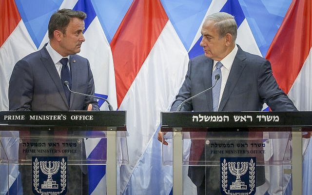 Le Premier ministre Benjamin Netanyahu (à droite) lors d'une conférence de presse avec le Premier ministre luxembourgeois Xavier Bettel au cabinet du Premier ministre, à Jérusalem, le 12 septembre 2016. (Marc Israel Sellem/POOL) Le Premier ministre Benjamin Netanyahu (à droite) lors d'une conférence de presse avec le Premier ministre luxembourgeois Xavier Bettel au cabinet du Premier ministre, à Jérusalem, le 12 septembre 2016. (Marc Israel Sellem/POOL)