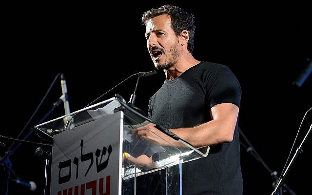 Avi Buskila, alors directeur général de La Paix maintenant, intervient lors d'un rassemblement sur la place Rabin, à Tel Aviv, le 27 mai 2017. (Crédit : Gili Yaari/Flash90)