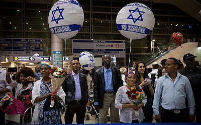 A titre d'illustration : Des membres de la famille de Juifs éthiopiens attendent leur arrivée à l'aéroport Ben Gurion, près de Tel Aviv, le 6 juin 2017. (Miriam Alster/ Flash90)