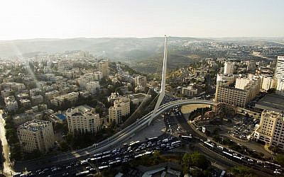Vue aérienne du pont des Cordes, à l'entrée de la ville de Jérusalem, le 10 juillet 2017 (Crédit : Gidi Avinary/FLASH90) Vue aérienne du pont des Cordes, à l'entrée de la ville de Jérusalem, le 10 juillet 2017 (Crédit : Gidi Avinary/FLASH90)