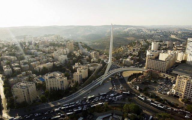 Vue aérienne du pont des Cordes, à l'entrée de la ville de Jérusalem, le 10 juillet 2017 (Crédit : Gidi Avinary/FLASH90) Vue aérienne du pont des Cordes, à l'entrée de la ville de Jérusalem, le 10 juillet 2017 (Crédit : Gidi Avinary/FLASH90)