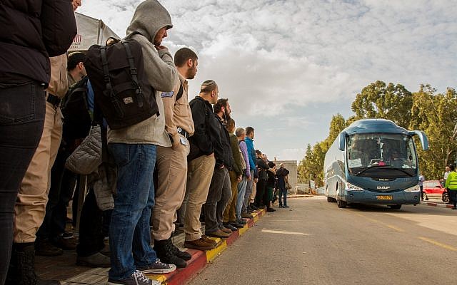 Des Israéliens attendent des navettes vers Tel Aviv à l'arrêt de train Beit Yehoshua, le 18 février 2018 (Crédit : Flash90) Des Israéliens attendent des navettes vers Tel Aviv à l'arrêt de train Beit Yehoshua, le 18 février 2018 (Crédit : Flash90)