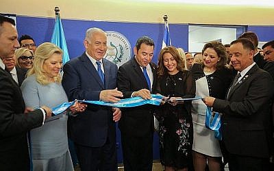 Le Premier ministre Benjamin Netanyahu (3e-G), le président guatémaltèque Jimmy Morales (C) et la ministre guatémaltèque des Affaires étrangères Sandra Jovel (2D) lors de l'inauguration officielle de l'ambassade du Guatemala à Jérusalem, le 16 mai 2018. (Marc Israel Sellem/Pool/Flash90)