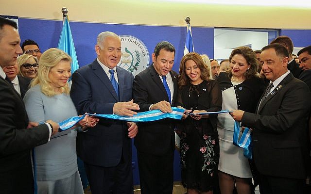 Le Premier ministre Benjamin Netanyahu (3e-G), le président guatémaltèque Jimmy Morales (C) et la ministre guatémaltèque des Affaires étrangères Sandra Jovel (2D) lors de l'inauguration officielle de l'ambassade du Guatemala à Jérusalem, le 16 mai 2018. (Marc Israel Sellem/Pool/Flash90) Le Premier ministre Benjamin Netanyahu (3e-G), le président guatémaltèque Jimmy Morales (C) et la ministre guatémaltèque des Affaires étrangères Sandra Jovel (2D) lors de l'inauguration officielle de l'ambassade du Guatemala à Jérusalem, le 16 mai 2018. (Marc Israel Sellem/Pool/Flash90)