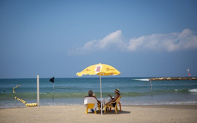 Des gens profitent de la plage à Tel Aviv, par une chaude journée d'été, le 29 août 2018. (Miriam Alster/FLASH90) Des gens profitent de la plage à Tel Aviv, par une chaude journée d'été, le 29 août 2018. (Miriam Alster/FLASH90)