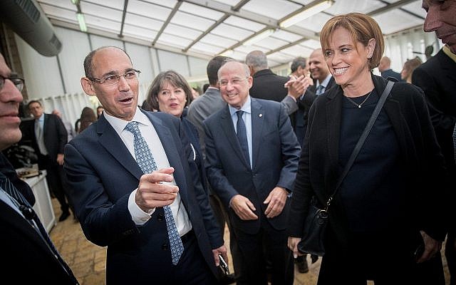 Le professeur Amir Yaron de la Banque d'Israël, (à gauche), en compagnie de Rakefet Rosek-Aminach, PDG de la Leumi Bank, lors de sa nomination à la résidence du président à Jérusalem, 24 décembre 2018. (Yonatan Sindel/Flash90)