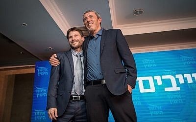 Rafi Peretz, (à droite), et Bezalel Smotrich de l'Union des partis de droite lors d'un événement de campagne à Jérusalem, le 11 mars 2019. (Crédit : Yonatan Sindel/Flash90) Rafi Peretz, (à droite), et Bezalel Smotrich de l'Union des partis de droite lors d'un événement de campagne à Jérusalem, le 11 mars 2019. (Crédit : Yonatan Sindel/Flash90)