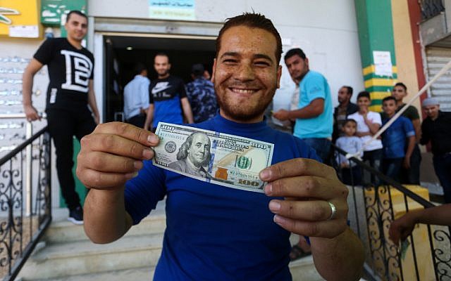 Des Palestiniens reçoivent leur aide financière dans le cadre d'une somme de 480 millions de dollars allouée pour en aide par le Qatar à un bureau de poste de Gaza City, le 19 mai 2019 (Crédit : Abed Rahim Khatib/Flash90) Des Palestiniens reçoivent leur aide financière dans le cadre d'une somme de 480 millions de dollars allouée pour en aide par le Qatar à un bureau de poste de Gaza City, le 19 mai 2019 (Crédit : Abed Rahim Khatib/Flash90)