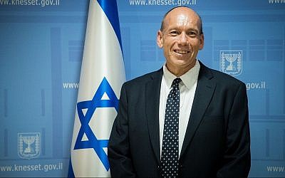 Matanyahu Englman lors d'une conférence de presse à la Knesset après sa nomination au poste de contrôleur de l'Etat, le 3 juin 2019 (Crédit : Yonatan Sindel/Flash90)