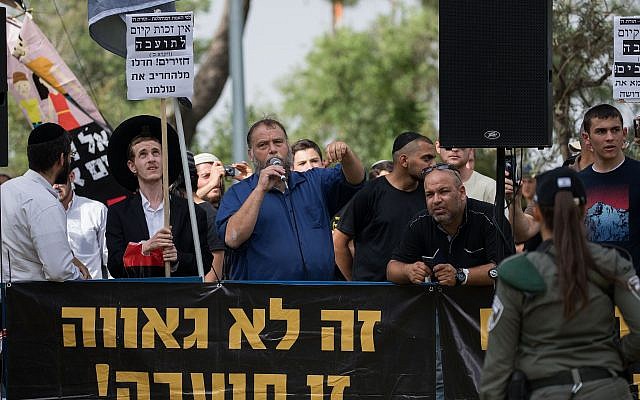 Benzi Gopstein (avec le microphone), membre d'Otzma Yehudit et chef du groupe anti-métissage Lehava, mène une manifestation contre le défilé de la Gay Pride de Jérusalem, le 6 juin 2019. (Yonatan Sindel/Flash90)