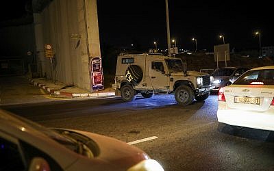 Les voitures dans la circulation au check-point de Hizme, sur les lieux d'un attentat à la voiture-bélier présumé commis aux abords de Jérusalem, le 7 juillet 2019 (Crédit : Hadas Parush/Flash90)