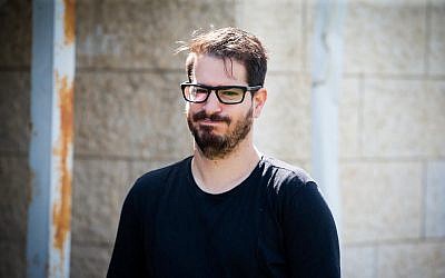 Moshe Hogeg, homme d'affaires israélien et propriétaire du Beitar Jerusalem, sur le terrain d'entraînement de l'équipe à Jérusalem, le 25 juin 2019 (Crédit :  Flash90)