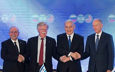 Le Premier ministre israélien Benjamin Netanyahu, le conseiller à la sécurité nationale américain John Bolton, deuxième à gauche, Nikolai Patrushev, secrétaire du conseil de la sécurité russe, à droite, et le conseiller à la sécurité national israélien Meir Ben-Shabbat, à gauche, posent pour une photo lors d'une rencontre trilatérale à l'Orient Hotel de Jérusalem, le 25 juin 2019 (Crédit : Noam Revkin Fenton\Flash90)