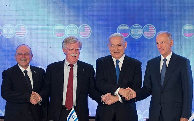 Le Premier ministre israélien Benjamin Netanyahu, le conseiller à la sécurité nationale américain John Bolton, deuxième à gauche, Nikolai Patrushev, secrétaire du conseil de la sécurité russe, à droite, et le conseiller à la sécurité national israélien Meir Ben-Shabbat, à gauche, posent pour une photo lors d'une rencontre trilatérale à l'Orient Hotel de Jérusalem, le 25 juin 2019 (Crédit : Noam Revkin Fenton\Flash90)