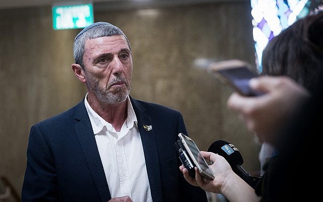 Le ministre de l'Education Rafi Peretz arrive pour la réunion hebdomadaire de cabinet au bureau du Premier ministre de Jérusalem, le 30 juin 2019. (Crédit : Yonatan Sindel/Flash90) Le ministre de l'Education Rafi Peretz arrive pour la réunion hebdomadaire de cabinet au bureau du Premier ministre de Jérusalem, le 30 juin 2019. (Crédit : Yonatan Sindel/Flash90)