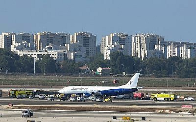 Les sauveteurs rejoignent l'avion Boeing 737 endommagé sur la piste de l'aéroport Ben Gurion peu après son atterrissage en toute sécurité, malgré la crevaison d'un pneu, le 1er juillet 2019. (Flash90)