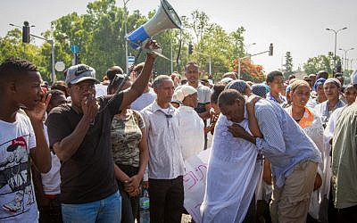 Des Israéliens éthiopiens, des membres de la famille et des activistes protestent contre la mort de Solomon Tekah, 19 ans, tué par un policier hors-service à Kiryat Haim, le 1er juillet 2019 (Crédit : Meir Vaknin/Flash90 ***)