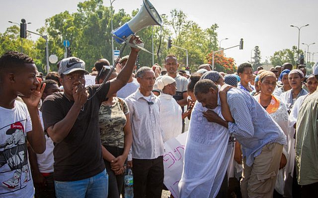 Des Israéliens éthiopiens, des membres de la famille et des activistes protestent contre la mort de Solomon Tekah, 19 ans, tué par un policier hors-service à Kiryat Haim, le 1er juillet 2019 (Crédit : Meir Vaknin/Flash90 ***)