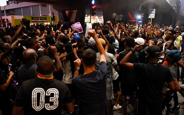Des militants et des Israéliens issus de la communauté éthiopienne manifestent après que Solomon Tekah a été abattu par un policier à Kiryat Ata le 1er juillet 2019. (Crédit : Meir Vaknin/Flash90) Des militants et des Israéliens issus de la communauté éthiopienne manifestent après que Solomon Tekah a été abattu par un policier à Kiryat Ata le 1er juillet 2019. (Crédit : Meir Vaknin/Flash90)