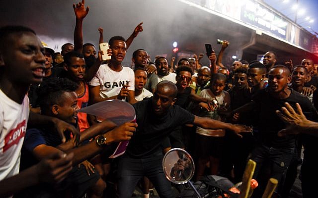 Des militants et des Israéliens issus de la communauté éthiopienne manifestent après que Solomon Tekah a été abattu par un policier à Kiryat Ata le 1er juillet 2019. (Crédit : Meir Vaknin/Flash90) Des militants et des Israéliens issus de la communauté éthiopienne manifestent après que Solomon Tekah a été abattu par un policier à Kiryat Ata le 1er juillet 2019. (Crédit : Meir Vaknin/Flash90)