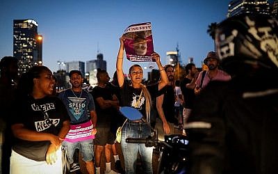 Manifestation après la mort de Solomon Tekah, un Israélien d'origine éthiopienne abattu par un policier, à Tel Aviv, le 2 juillet 2019. (Crédit : Hadas Parush/Flash90) Manifestation après la mort de Solomon Tekah, un Israélien d'origine éthiopienne abattu par un policier, à Tel Aviv, le 2 juillet 2019. (Crédit : Hadas Parush/Flash90)