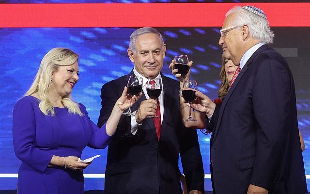 Le Premier ministre Benjamin Netanyahu, son épouse Sara, l'ambassadeur américain en Israël David Friedman et sa femme Tammy lors des célébrations du Jour de l'indépendance américaine, à Jérusalem, le 2 juillet 2019. (Crédit : Marc Israel Sellem/Pool) Le Premier ministre Benjamin Netanyahu, son épouse Sara, l'ambassadeur américain en Israël David Friedman et sa femme Tammy lors des célébrations du Jour de l'indépendance américaine, à Jérusalem, le 2 juillet 2019. (Crédit : Marc Israel Sellem/Pool)