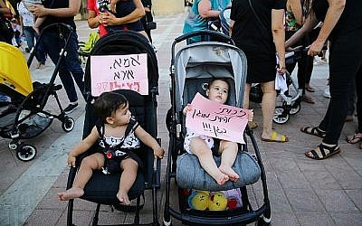 Manifestations contre les violences contre les enfants dans les garderies, à Ashdod, le 7 juillet 2019. (Crédit : Flash90 ) Manifestations contre les violences contre les enfants dans les garderies, à Ashdod, le 7 juillet 2019. (Crédit : Flash90 )