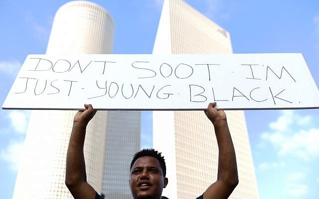 Des Israéliens d'origine éthiopienne et des sympathisants manifestent à Tel Aviv le 8 juillet 2019 contre la violence et la discrimination policières à la suite du décès de Solomon Tekah, 19 ans, survenu le 1er juillet à Haïfa par un policier qui n'était pas en service. (Tomer Neuberg/Flash90)