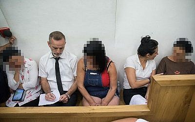 Trois employés de garderie, soupçonnés d'avoir maltraité des enfants, comparaissent devant le tribunal de Jérusalem pour une audience, le 15 juillet 2019. (Crédit : Noam Revkin Fenton/Flash90)