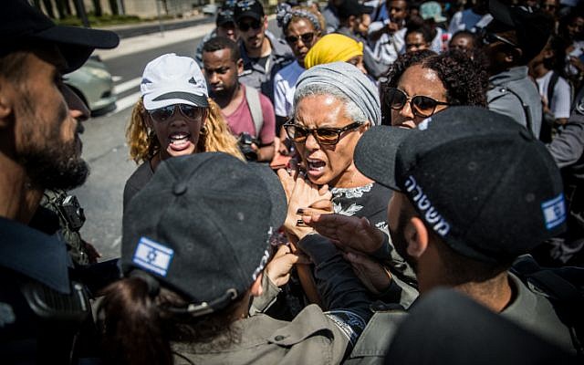La police arrête des manifestants alors que les Éthiopiens et leurs partisans manifestent contre la violence et la discrimination policières après la mort de l'Éthiopien Solomon Tekah, 19 ans, abattu il y a quelques jours à Kiryat Haim par un policier non en service, le 15 juillet 2019, à Jérusalem. (Yonatan Sindel/Flash90)