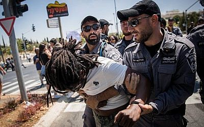 La police arrête des manifestants alors que les Éthiopiens et leurs partisans manifestent contre la violence et la discrimination policières après la mort de l'Éthiopien Solomon Tekah, 19 ans, abattu il y a quelques jours à Kiryat Haim par un policier non en service, le 15 juillet 2019, à Jérusalem. (Yonatan Sindel/Flash90)