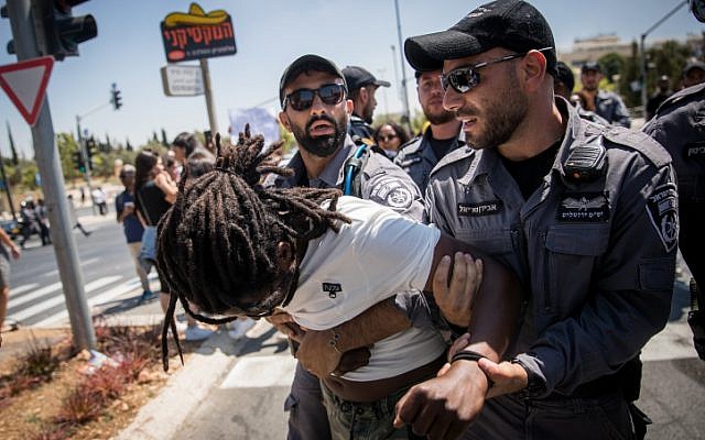 La police arrête des manifestants alors que les Éthiopiens et leurs partisans manifestent contre la violence et la discrimination policières après la mort de l'Éthiopien Solomon Tekah, 19 ans, abattu il y a quelques jours à Kiryat Haim par un policier non en service, le 15 juillet 2019, à Jérusalem. (Yonatan Sindel/Flash90)