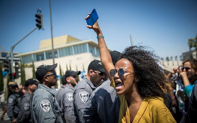 Des Éthiopiens et leurs partisans manifestent contre la violence et la discrimination policières après la mort de l'Éthiopien Solomon Tekah, 19 ans, abattu il y a quelques jours à Kiryat Haim par un policier non en service, le 15 juillet 2019, à Jérusalem. (Yonatan Sindel/Flash90)