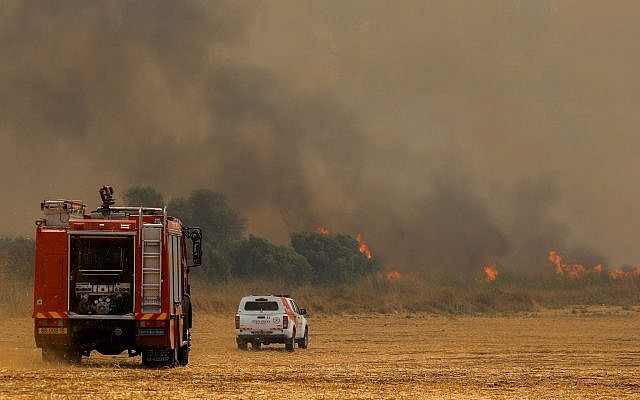 Des pompiers tentent d'éteindre un incendie de broussailles près de Moshav Aderet, le 17 juillet 2019. (Noam Revkin Fenton/Flash90) Des pompiers tentent d'éteindre un incendie de broussailles près de Moshav Aderet, le 17 juillet 2019. (Noam Revkin Fenton/Flash90)