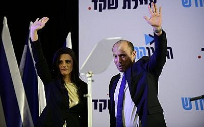 Ayelet Shaked et Naftali Bennett lors d'une conférence de presse à Ramat Gan, où Shaked a annoncé qu'elle avait pris la direction du parti HaYamin HaHadash, le 21 juillet 2019. (Crédit : Tomer Neuberg/Flash90)