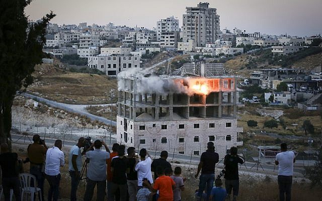 Un bâtiment palestinien est détruit par les forces israéliennes dans le village de Sur Baher, au sud de Jérusalem, le 22 juillet 2019. (Wisam Hashlamoun/Flash90) Un bâtiment palestinien est détruit par les forces israéliennes dans le village de Sur Baher, au sud de Jérusalem, le 22 juillet 2019. (Wisam Hashlamoun/Flash90)