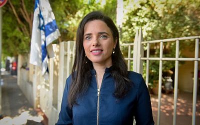 Ayelet Shaked, ancienne ministre de la Justice et dirigeante du parti HaYamin HaHadash, intervient lors d'une conférence de presse devant son domicile à Tel Aviv, le 25 juillet 2019. (Avshalom Shoshoni/Flash90)