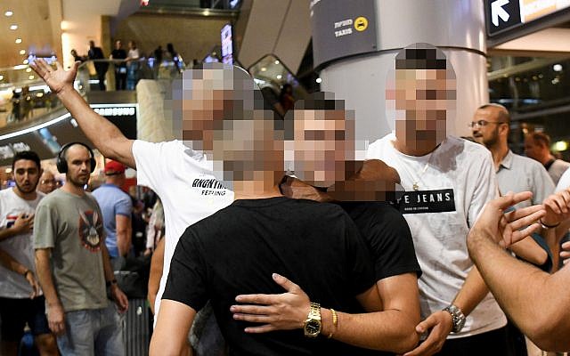 Les adolescents israéliens blanchis d'une accusation de viol en réunion retrouvent les membres de leur famille à l'aéroport Ben-Gurion, le 28 juillet 2019 (Crédit : Flash90) Les adolescents israéliens blanchis d'une accusation de viol en réunion retrouvent les membres de leur famille à l'aéroport Ben-Gurion, le 28 juillet 2019 (Crédit : Flash90)