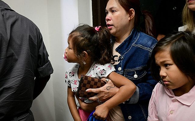 Geraldine Esta et ses enfants Khean et Kathryn arrivent pour une audience du tribunal à Tel Aviv, le 28 juillet 2019 (Crédit :Tomer Neuberg/Flash90)
