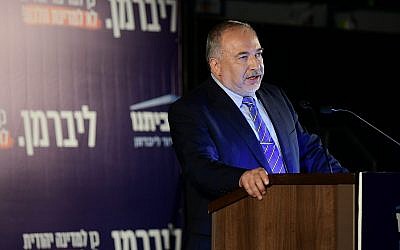 Le leader de Yisrael Beytenu, Avigdor Liberman, lors d'un événement de campagne pour son parti à Tel Aviv, le 30 juillet 2019 (Crédit :  Tomer Neuberg/Flash90)