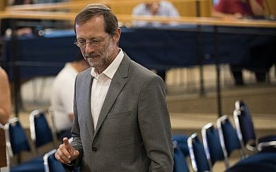 Le chef du parti Zehut, Moshe Feiglin, soumet la liste des candidats de son parti à la commission centrale électorale de la Knesset, le 31 juillet 2019. (Yonatan Sindel/Flash90)
