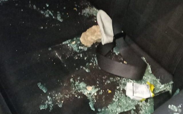 Des éclats de verre dans une voiture endommagée par des jets de pierre en Cisjordanie, le 27 juillet 2019 (Autorisation :  Hatzalah)