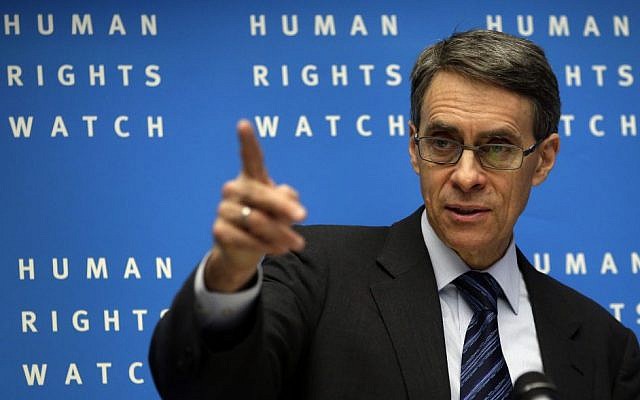 Kenneth Roth, directeur exécutif de  Human Rights Watch, pendant la conférence de presse annuelle de l'ONG à Berlin en Allemagne, le 21 janvier 2014 (Crédit :  AP Photo/Michael Sohn)