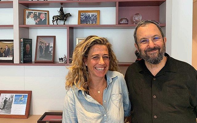 La petite-fille de feu le Premier ministre israélien Yitzhak Rabin, Noa Rothman, à gauche, et l'ancien Premier ministre Ehud Barak, à droite, le 1er juillet 2019 (Autorisation)