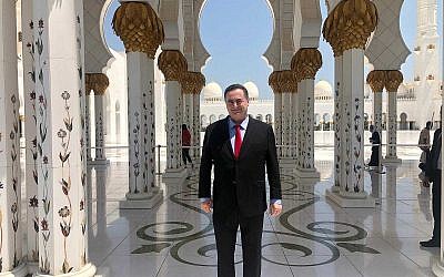 Le ministre des Affaires étrangères Israel Katz au centre de la grande mosquée Sheikh Zayed à Abu Dhabi (Autorisation : Bureau de Katz) Le ministre des Affaires étrangères Israel Katz au centre de la grande mosquée Sheikh Zayed à Abu Dhabi (Autorisation : Bureau de Katz)