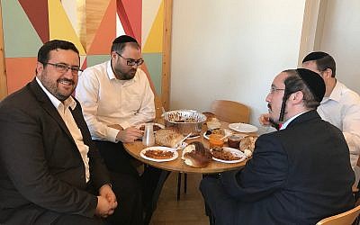 Moshe Friedman de KamaTech, (à gauche), participant à un happy hour à Ampersand, un espace de travail partagé Haredi à Bnei Brak, le 4 juillet 2019. (Shoshanna Solomon/Times of Israel) Moshe Friedman de KamaTech, (à gauche), participant à un happy hour à Ampersand, un espace de travail partagé Haredi à Bnei Brak, le 4 juillet 2019. (Shoshanna Solomon/Times of Israel)