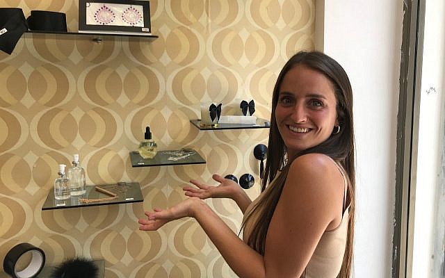 Chana Boteach posant devant des accessoires dans sa boutique Kosher Sex à Tel Aviv, le 10 juillet 2019. (Shoshanna Solomon/Times of Israel)