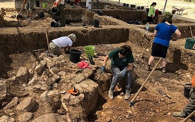 Des bénévoles sur le site du Projet archéologique Tell es-Safi/Gath, au mois de juillet 2018 (Crédit : Amanda Borschel-Dan/Times of Israel)