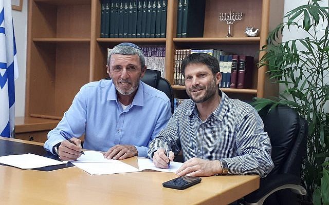 Le leader du parti HaBayit HaYehudi Rafi Peretz (à gauche) et celui de l'Union nationale Bezalel Smotrich signent un accord de renouvellement de l'alliance électorale de l'Union des partis de droite, le 9 juillet 2019 (Autorisation)